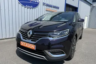 Vue 3/4 avant droite d'un Renault Espace V noir avec calandre chromée et plaque "OCCASION" orange devant un bâtiment industriel.