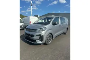 Citroën Jumpy gris Artense vu en 3/4 avant droit avec projecteurs modernes et jantes tôles noires.
