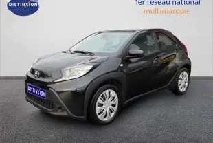 Toyota Aygo X noir vue 3/4 avant droit, compacte avec jantes argentées et calandre marquée.