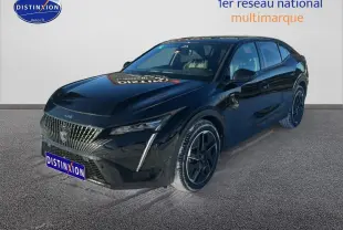 Peugeot 408 Hybrid noir en 3/4 avant droit, avec calandre distinctive et jantes alu noires.