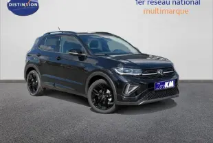 Volkswagen T-Cross noir intense nacré en 3/4 avant droit avec jantes noires et calandre chromée.