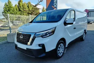Nissan Primastar blanc en 3/4 avant droit, fourgon utilitaire avec calandre chromée et phares LED modernes.