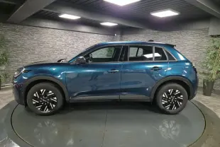 Vue de profil côté gauche d'une FIAT 600 1.2 Hybrid 2024 bleu métallisé avec jantes bicolores et coques de rétroviseurs noires.