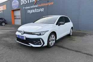 Volkswagen Golf 1.5 eHybrid blanc oryx nacré vue 3/4 avant avec calandre nid d'abeilles et jantes spécifiques GTE.