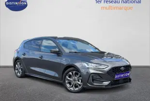 Ford Focus 1.5 EcoBlue 2025 gris lunaire métallisé vue 3/4 avant avec jantes alu et calandre noire.