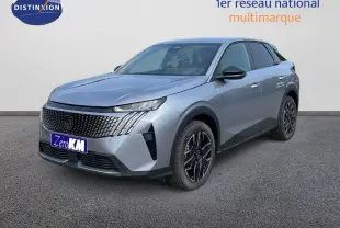 Peugeot 3008 gris Artense métal en 3/4 avant droit, avec calandre distinctive et jantes noires bicolores.