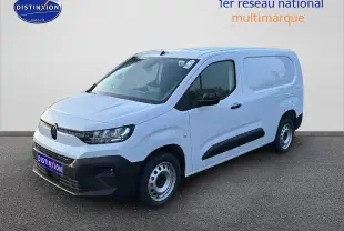 Vue 3/4 avant droite d'un Citroën Berlingo Fourgon blanc avec porte latérale coulissante et pare-chocs noir.