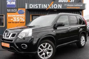 Nissan X-TRAIL noir en 3/4 avant droit, avec jantes alliage et calandre chromée, stationné devant un garage.