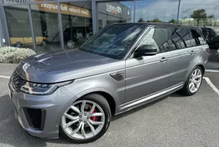 Range Rover Sport II V8 5.0 Supercharged SVR Carbon Edition gris foncé, vue 3/4 avant droit avec jantes argentées et étriers rouges.