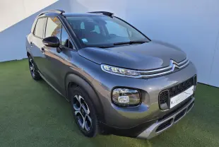 Citroën C3 Aircross gris platinium avec toit noir perlé, vue 3/4 avant droit, jantes alliage 17 pouces damantées.