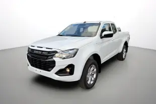 Isuzu D-MAX 2026 blanc Splash white en 3/4 avant droit avec calandre noire et jantes alu 18 pouces.