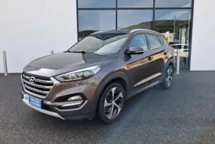 Vue 3/4 avant d'un Hyundai Tucson marron métal 2017 avec jantes alliage et toit ouvrant panoramique.
