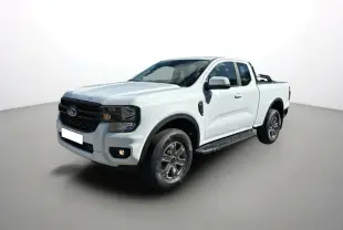 Ford Ranger blanc glacier en 3/4 avant droit avec rideau coulissant et marchepieds latéraux visibles.