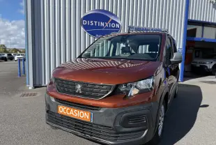 Peugeot Rifter Copper Metallic vue 3/4 avant droit, avec calandre noire et plaque "OCCASION" orange visible.