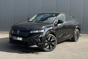 Renault Rafale noir étoile en 3/4 avant droit, avec calandre noire et jantes alliage diamantées noires.