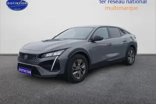 Peugeot 408 Hybrid gris sellenium vue 3/4 avant droit avec feux LED et jantes alu distinctives.