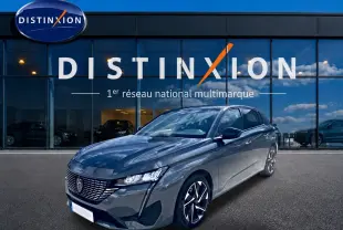 Peugeot 308 1.5 BlueHDi 130 gris vue 3/4 avant droit devant showroom Distinxion.