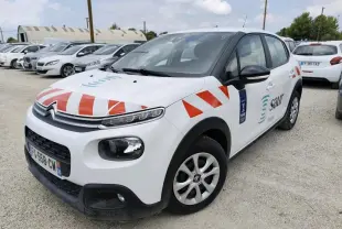 Citroën C3 Société blanche vue 3/4 avant droit avec marquages rouges et logo Saur sur porte.