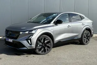Renault Rafale E-Tech gris schiste en 3/4 avant droit, avec jantes noires diamantées et calandre 3D bleu satin.