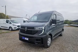 Renault Master gris urbain vu en 3/4 avant droit, avec calandre noire et feux LED en forme de C.