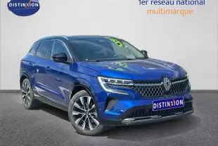 Renault Austral 2025 bleu Iron avec toit noir étoilé, vue 3/4 avant mettant en valeur la calandre et les jantes alu.