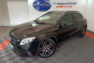 Mercedes GLA 220 d noir vue 3/4 avant droit, avec jantes alliage et phares LED dans un showroom intérieur.