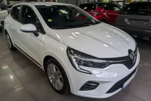 Renault Clio V Blue dCi 100 Business blanc glacier vue 3/4 avant droit en intérieur showroom.