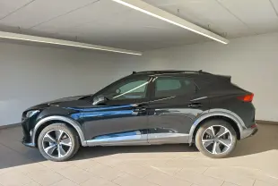 Vue de profil côté gauche du CUPRA Formentor noir minuit 2024 avec jantes alliage 18'' Performance Aero.