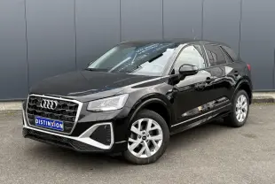 Audi Q2 35 TFSI S-Line noir Mythe vue 3/4 avant droit avec jantes alliage et calandre chromée