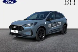 Vue 3/4 avant d'un Ford Kuga bleu métallisé avec jantes noires et marquages E85 sur la porte côté droit.