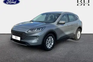 Ford Kuga 2023 gris Solar métallisé en vue 3/4 avant, mettant en valeur sa calandre large et ses jantes alu.
