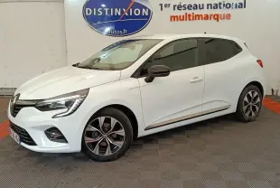 Renault Clio Evolution TCe 100 GPL blanche vue de profil droit en intérieur avec jantes alliage et rétroviseurs noirs.