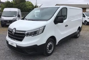 Renault Trafic Fourgon blanc vu en 3/4 avant droit, avec calandre noire et phares LED distinctifs.