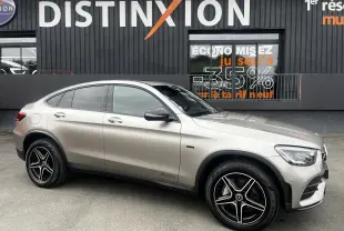 Vue latérale droite d'un Mercedes GLC Coupé gris métallisé avec jantes AMG noires et détails 4MATIC visibles.