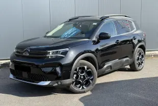 Citroën C5 Aircross noir Perla vue 3/4 avant droit avec jantes alliage bi-ton et barres de toit noires.