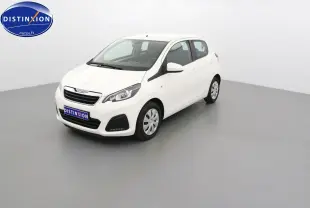 Peugeot 108 blanche vue en 3/4 avant droit dans un studio, avec phares et calandre distinctifs visibles.
