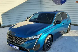 Peugeot 308 BlueHDi 130ch en bleu obsession, vue 3/4 avant droit avec calandre noire et jantes biton.