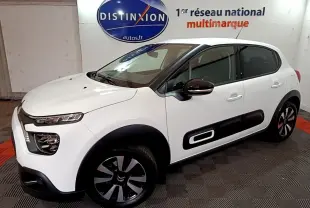 Citroën C3 blanche vue 3/4 avant droit, avec protections latérales noires et jantes bi-ton modernes.