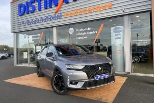 DS7 gris 3/4 avant droit avec calandre noire et jantes noires devant concession Distinxion.