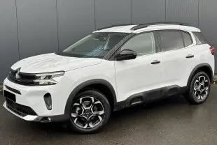 Vue 3/4 avant droite du Citroën C5 Aircross blanc Okénite avec jantes alliage bi-ton et barres de toit noires.