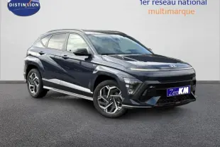 Hyundai KONA 2025 Cyber Gray métallisé en 3/4 avant droit, avec jantes alu et détails noirs contrastants.