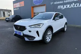 Vue 3/4 avant d'un CUPRA Formentor blanc 2023 hybride rechargeable, avec jantes alliage et calandre noire distinctive.