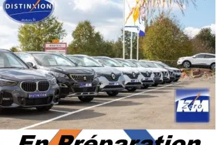 Vue 3/4 avant gauche d'un Nissan Qashqai gris 2018 Tekna essence avec toit panoramique et phares LED.