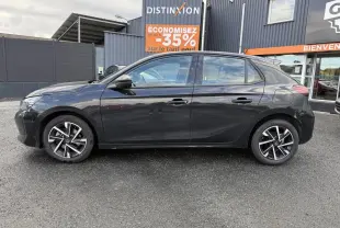 Profil côté gauche d'une Opel Corsa 1.2i Turbo 100 GS noire avec jantes alliage 16 pouces et poignées noires.