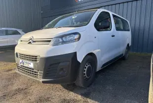 Vue 3/4 avant droit d'un Citroën Jumpy XL blanc Banquise avec pare-chocs noirs et jantes tôles grises.