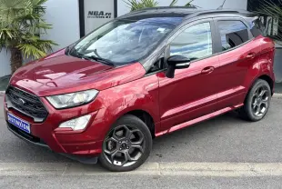 Ford EcoSport rouge métallisé en 3/4 avant droit avec toit noir et jantes alliage 17 pouces.