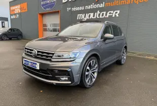 Volkswagen Tiguan gris Indium métallisé vu en 3/4 avant droit avec jantes alliage et calandre R-Line.