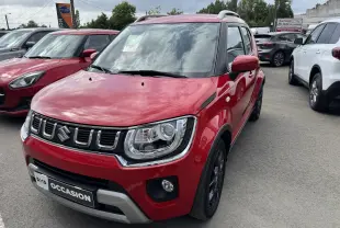 Suzuki Ignis 1.2 Dualjet Hybrid Privilege rouge vue 3/4 avant droit avec calandre chromée et toit blanc.