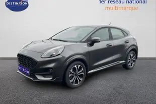 Ford Puma gris foncé en 3/4 avant droit, avec jantes alliage 17 pouces et calandre noire distinctive.