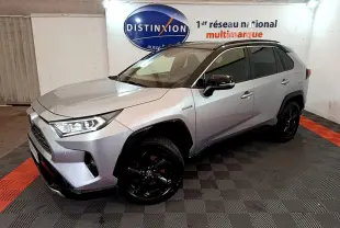 Toyota RAV4 gris clair 2WD 218ch Collection vue 3/4 avant droit avec jantes noires et toit noir.